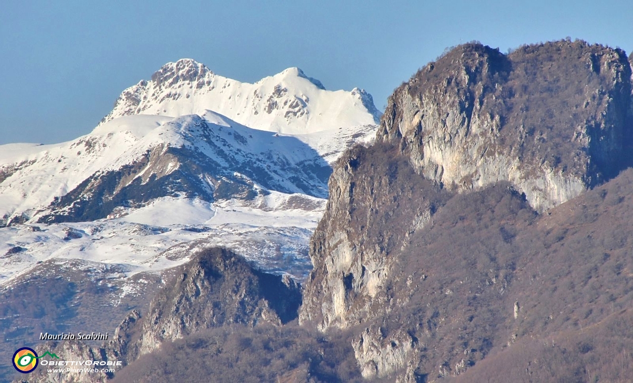 50 Zoom su Tre Signori. A destra il Coren, con la sua ferrata....JPG